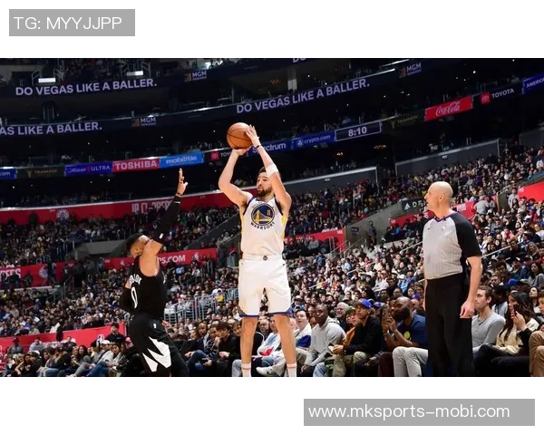 库里赞维金斯为勇士队传奇他的微笑传递团队精神与友谊